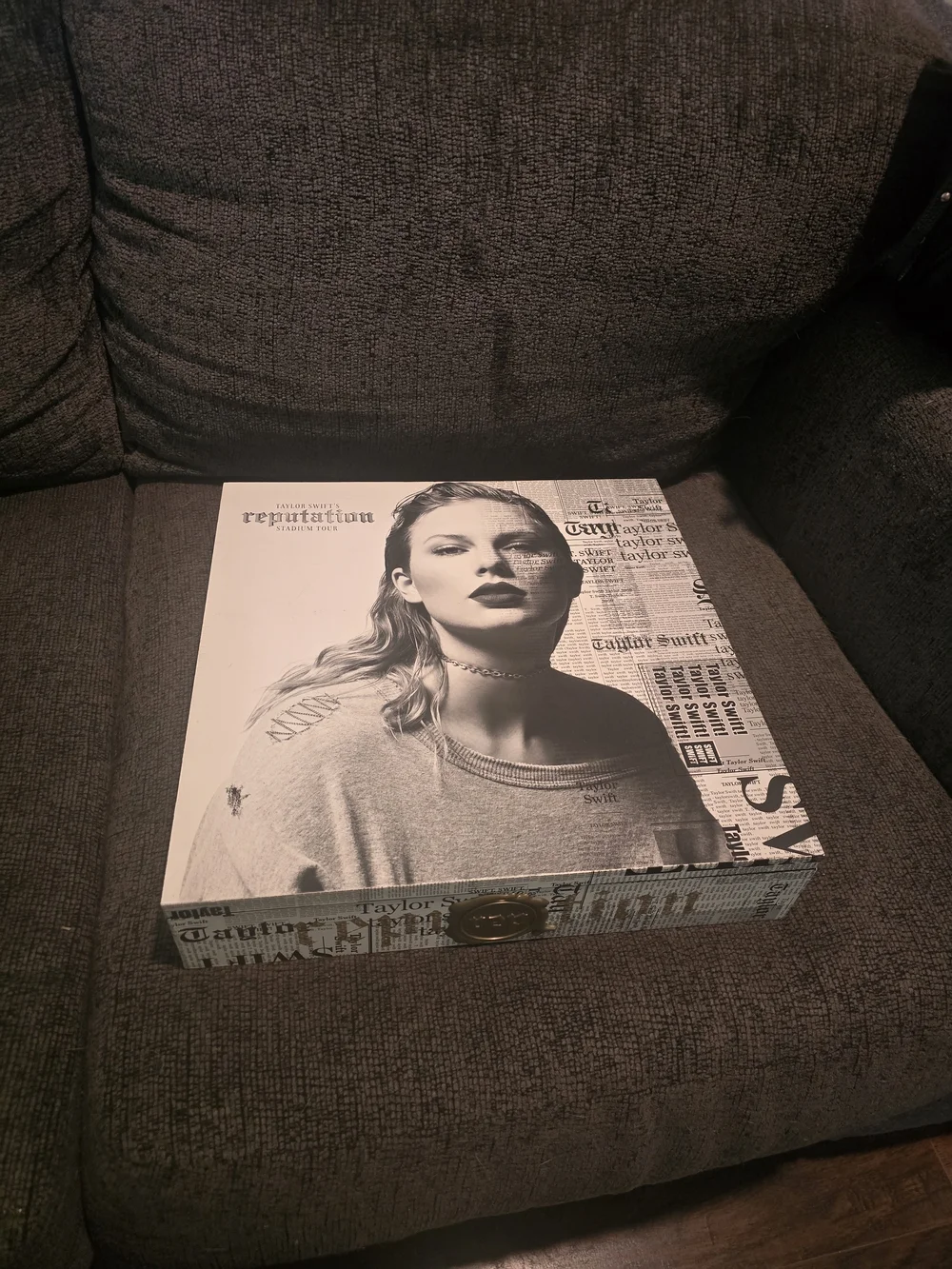 Taylor Swift | Complete & Working Reputation Tour VIP Box - Picture 3 of 9